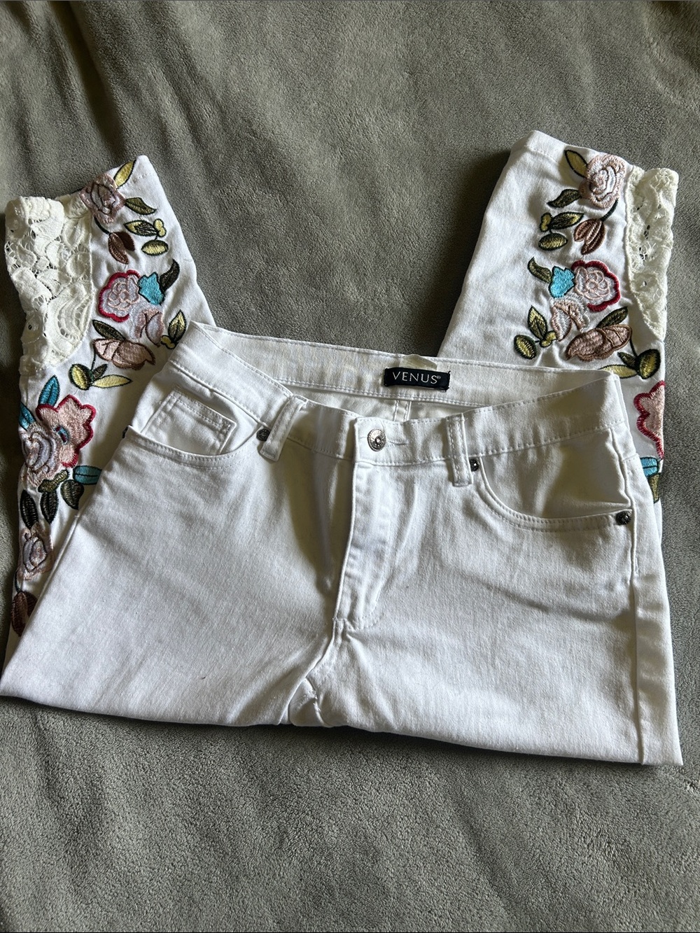Venus adorable white cropped pants with embroidery pattern on bottom🤍